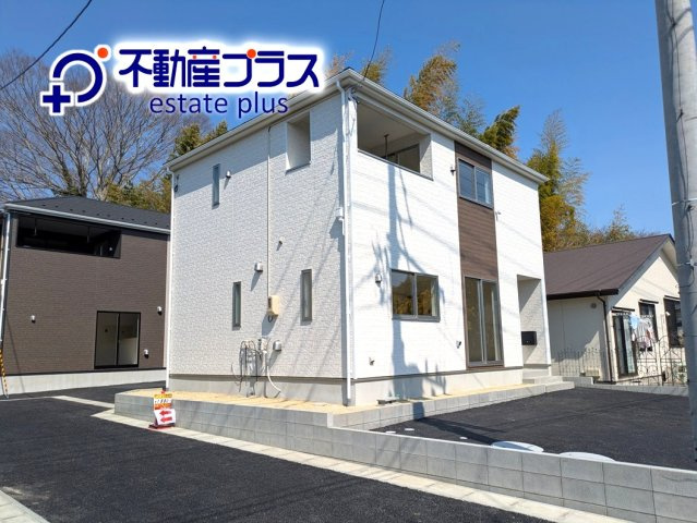 【小名浜第10／全5棟・3号棟】　休日はずっといたくなる家♪♪の前面道路含む現地写真|同施工　外壁仕上げ材は窯業系サイディング。裏面に付着した汚れが、雨水によって流れ落ちやすい「防汚機能付きサイディング」を採用。外壁の美しさが長持ちします♪