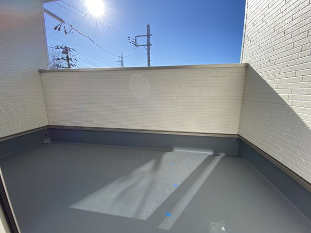 【いわき市好間町上好間第5／全3棟　3号棟】　◆子供が学校に上がる前にマイホームが欲しいあなたへ♪のバルコニー|同施工　◆バルコニーの写真です◆　お布団など大きいものも、充分に干せる広さがございます。人気のベランピングも楽しめる広さ！自宅のアウトドア空間でゆったり過ごせます。

