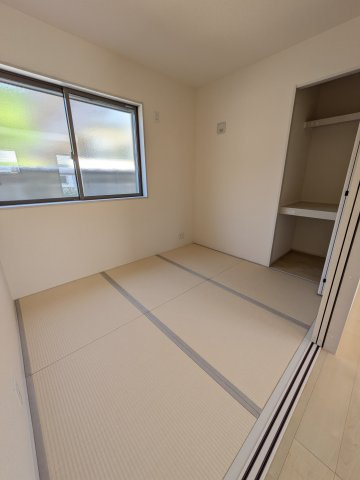【常磐上湯長谷町第2／１号棟】オシャレなデザイナーズ新築戸建♪　の和室|◆和室の写真です◆　和室には押入もございますので、お布団などを収納しておけば、来客の際にもサッと出せて便利ですね。