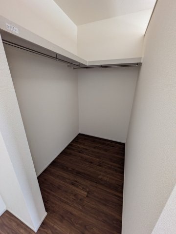 いわき市泉町滝尻第2　新築戸建　6号棟の収納|◆収納スペースの写真です◆　衣類やカバンなどたっぷりと収納可能です！生活感のあるものを隠して置けるからお部屋をスッキリと見せやすいです。

