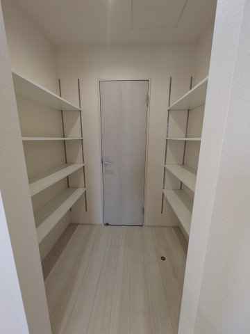 【平赤井2期／1号棟】あると嬉しい家電プレゼントキャンペーン実施中(^^♪の収納|キッチン脇の収納！ちょっとした収納スペースも充実しています
