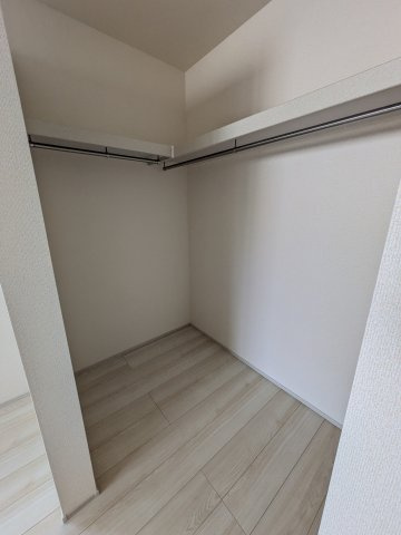 ☆新築デザイナーズ分譲　【いわき市平南白土　全６棟】　3号棟の収納|◆ウォークインクローゼットの写真です◆　季節を問わずにたっぷり収納ができます。冬物の収納にも困りません。お子様のお片付けも上手にできそうです。