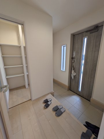 【いわき市泉町滝尻第2】　3号棟　　憧れのマイホームを手に入れませんか？の玄関|◆玄関の写真です◆
お洒落な玄関は気分が良いですね♪広々とした玄関になっております。　ご両親やお友達が来ても、靴の置き場に困ることはありません。収納力たっぷりで、整理整頓も楽ちんですね。


