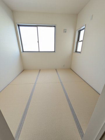 【いわき市泉町滝尻第2】　3号棟　　憧れのマイホームを手に入れませんか？の和室|◆和室の写真です◆　和室には押入もございますので、お布団などを収納しておけば、来客の際にもサッと出せて便利ですね。