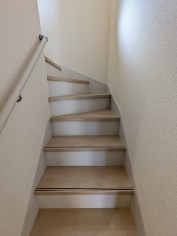いわき市泉町滝尻第2　7号棟　＼デザイナーズ新築一戸建てが誕生／の内装|◆階段の写真です◆　
階段は家族がほぼ毎日通る動線の為、安全上の配慮が必要です！
階段は手すり付きなので、小さなお子様からご年配の方まで安心ですね♪



