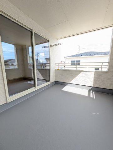 いわき市泉町滝尻第2　7号棟　＼デザイナーズ新築一戸建てが誕生／のバルコニー|◆バルコニーの写真です◆　
洗濯物から布団まで一度にたくさん干せて便利です♪
眺めのよいバルコニーで、あなただけのリラックスタイムを☆


