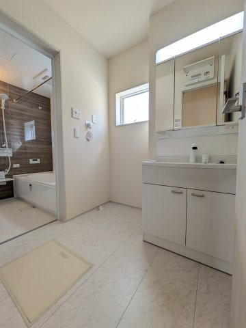 いわき市泉町滝尻第2　7号棟　＼デザイナーズ新築一戸建てが誕生／の独立洗面台|◆洗面所の写真です◆　洗面台は朝をすっきりさせてくれる空間としては大切な空間です。バタバタしている忙しい朝でも収納が多い洗面台では短い時間で効率良く支度ができます。

