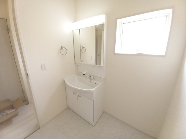 【いわき市錦町江栗1丁目／全5棟／1号棟】　生活応援プレゼントキャンペーン実施中！の独立洗面台|同施工◆洗面所の写真です◆　洗面台は朝をすっきりさせてくれる空間としては大切な空間です。バタバタしている忙しい朝でも収納が多い洗面台では短い時間で効率良く支度ができます。