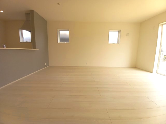【いわき市錦町江栗1丁目／全5棟／1号棟】　生活応援プレゼントキャンペーン実施中！の居間・リビング|同施工◆リビング写真です◆木の温もりがやさしいフローリングは安らぎをもたらすプライベート空間♪大きな窓のあるリビングは、陽光あふれる明るく居心地も良くご家族皆がゆったり寛げる憩いの空間となりそうです
