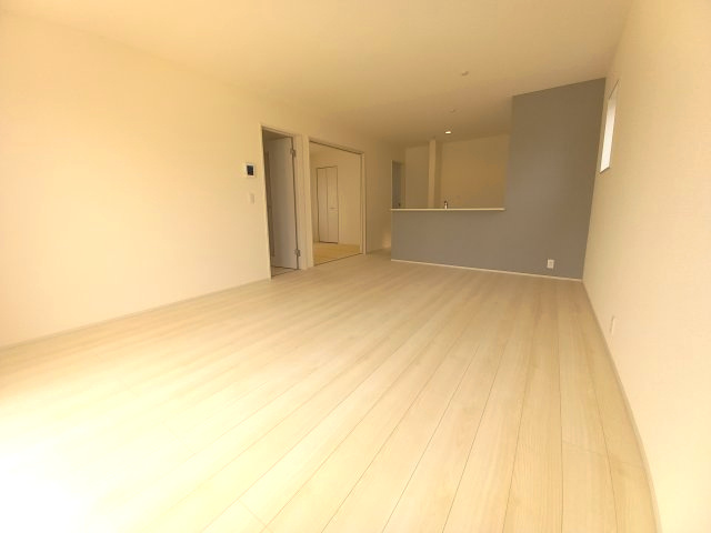 【いわき市錦町江栗1丁目／全5棟／1号棟】　生活応援プレゼントキャンペーン実施中！の居間・リビング|同施工◆リビングの写真です◆　ホームパーティーも盛り上がりそうなおしゃれなリビング♪　広いリビングで快適に、ゆったりと過ごせますね♪