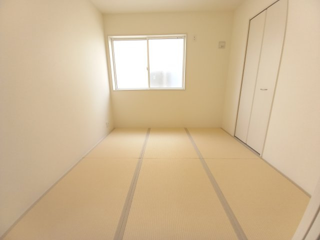 【いわき市錦町江栗1丁目／全5棟／1号棟】　生活応援プレゼントキャンペーン実施中！の和室|同施工◆和室の写真です◆　お泊りに来た親戚や来客時、ちょっと横になりたい時にあると便利です♪　和の雰囲気が心を落ち着かせてくれますね♪