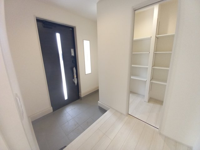 【いわき市錦町江栗1丁目／全5棟／1号棟】　生活応援プレゼントキャンペーン実施中！の玄関|同施工　落ち着いた玄関です
