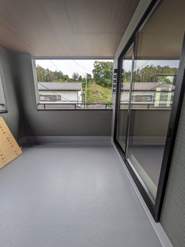 ☆新築デザイナーズ分譲　【いわき市平南白土　全６棟】　5号棟のバルコニー|◆バルコニーの写真です◆　
洗濯物から布団まで一度にたくさん干せて便利です♪
眺めのよいバルコニーで、あなただけのリラックスタイムを☆