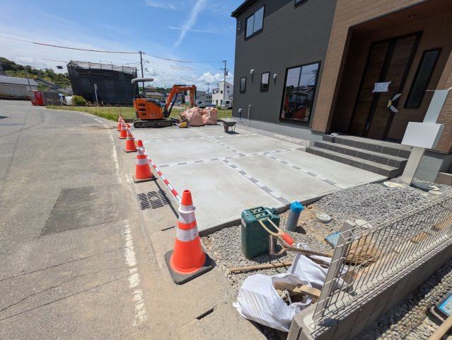 ☆新築デザイナーズ分譲　【いわき市平南白土　全６棟】　5号棟の前面道路含む現地写真|◆外観の写真です◆　
過ごす時間が長いからこそ家族との繋がりが感じられるお家！　にぎやかな声で日々の会話も弾む楽しい空間となります。家に帰宅するのがより一層楽しみになりますね♪