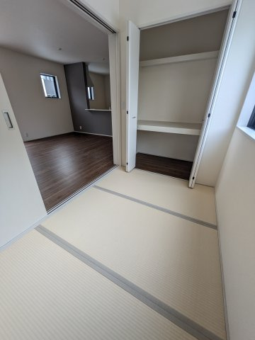 ☆新築デザイナーズ分譲　【いわき市平南白土　全６棟】　5号棟の和室|◆和室の写真です◆　お泊りに来た親戚や来客時、ちょっと横になりたい時にあると便利です♪　和の雰囲気が心を落ち着かせてくれますね♪
