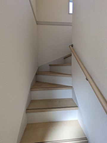【いわき市泉町滝尻第2】　新築建売　2号棟　＼アクセス良好で県内各所通勤可能♪／の内装|◆階段の写真です◆　
階段は家族がほぼ毎日通る動線の為、安全上の配慮が必要です！
階段は手すり付きなので、小さなお子様からご年配の方まで安心ですね♪



