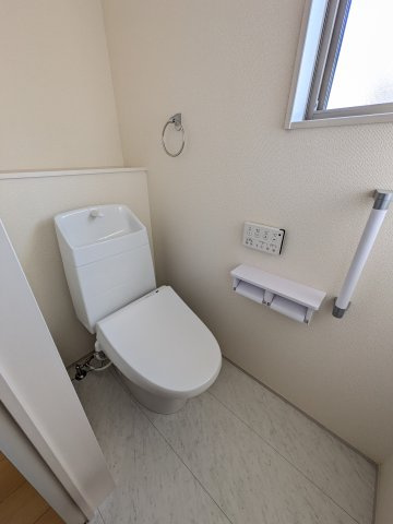【いわき市泉町滝尻第2】　新築建売　2号棟　＼アクセス良好で県内各所通勤可能♪／のトイレ|清潔感のあるトイレです