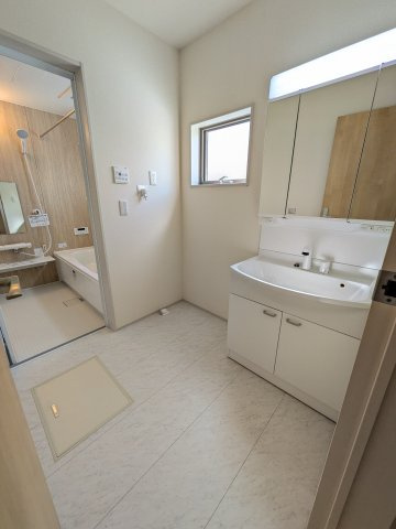 【いわき市泉町滝尻第2】　新築建売　2号棟　＼アクセス良好で県内各所通勤可能♪／の独立洗面台|◆洗面所の写真です◆　洗面台は朝をすっきりさせてくれる空間としては大切な空間です。バタバタしている忙しい朝でも収納が多い洗面台では短い時間で効率良く支度ができます。

