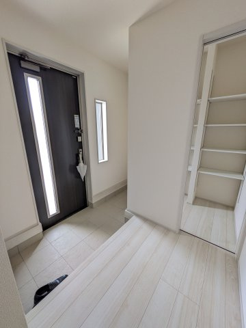 【いわき市泉町滝尻第2】　8号棟　●6号バイパスへのアクセス良好の玄関|◆玄関の写真です◆
お洒落な玄関は気分が良いですね♪広々とした玄関になっております。　ご両親やお友達が来ても、靴の置き場に困ることはありません。収納力たっぷりで、整理整頓も楽ちんですね。


