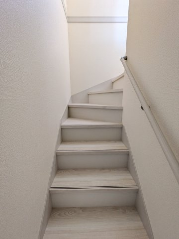 【いわき市泉町滝尻第2】　8号棟　●6号バイパスへのアクセス良好の内装|◆階段の写真です◆　
階段は家族がほぼ毎日通る動線の為、安全上の配慮が必要です！
階段は手すり付きなので、小さなお子様からご年配の方まで安心ですね♪



