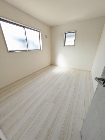【いわき市泉町滝尻第2】　8号棟　●6号バイパスへのアクセス良好の洋室|◆居室の写真です◆　柔らかい陽光が差し込む明るいお部屋を演出いたします♪　寝室にも、子供部屋にも、趣味のお部屋にもお使いいただけます♪

