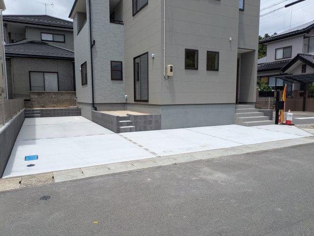 【いわき市中岡町1丁目1期／1号棟】　マルト中岡店まで徒歩9分の前面道路含む現地写真|◆外観の写真です◆　
＼楽しみが広がる憧れのマイホーム (^^♪／
子供部屋や主寝室などお部屋の使い分けができ、ファミリー層が暮らしやすい4LDKです！

