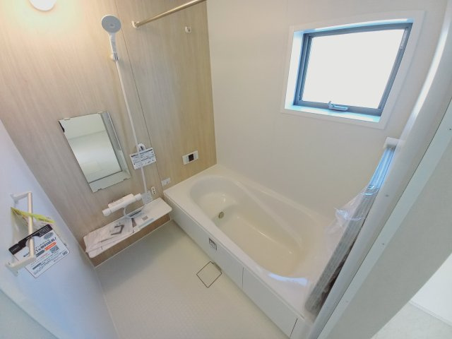 【いわき市中岡町1丁目1期／2号棟】　セブンイレブンまで徒歩2分の浴室|同施工◆ユニットバスの写真です◆　毎日の疲れを癒す広々とした浴室は、足を伸ばしてゆっくりとくつろげます♪　好きな音楽を聴いたり、動画を見たり、半身浴をして　自分だけの癒し時間が楽しめますね！