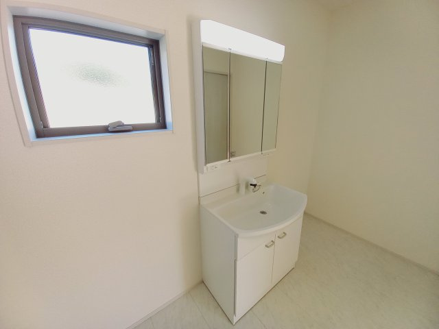 【いわき市中岡町1丁目1期／2号棟】　セブンイレブンまで徒歩2分の独立洗面台|同施工◆洗面所の写真です◆清潔感のある、使い勝手の良い洗面台は、朝が気持ちよく迎えられそうです。三面の鏡をすべて使い、収納スペースをしっかり確保してあるので、歯ブラシなどの収納に便利ですね♪


