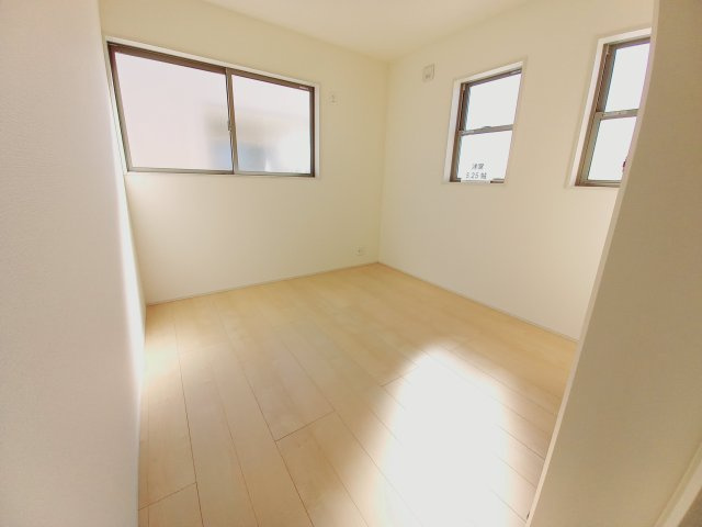 【いわき市中岡町1丁目1期／2号棟】　セブンイレブンまで徒歩2分の洋室|同施工◆居室の写真です◆　柔らかい陽光が差し込む明るいお部屋を演出☆　使い勝手の良い間取りなので、ご家族の状況の変化にも耐えられますね。


