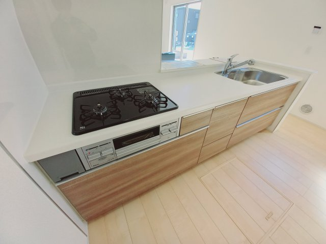 【いわき市中岡町1丁目1期／2号棟】　セブンイレブンまで徒歩2分のキッチン|同施工◆キッチンの写真です◆　使い勝手の良いシステムキッチン！
家族の笑顔を見ながらするお料理は対面キッチンの特権ですね！
お料理しやすいキッチンです♪