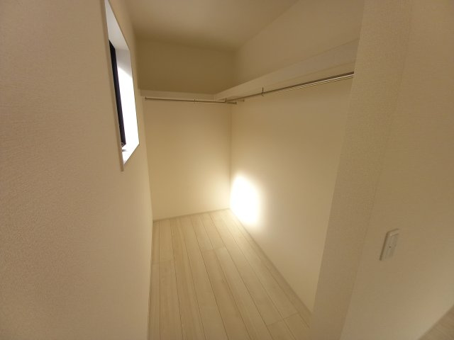 【いわき市錦町江栗1丁目／5号棟】☆キッチンパントリー☆インナーバルコニー♪☆ストレージルーム♪の収納|同施工◆ウォークインクローゼットの写真です◆　季節を問わずにたっぷり収納ができます。冬物の収納にも困りません。お子様のお片付けも上手にできそうです。