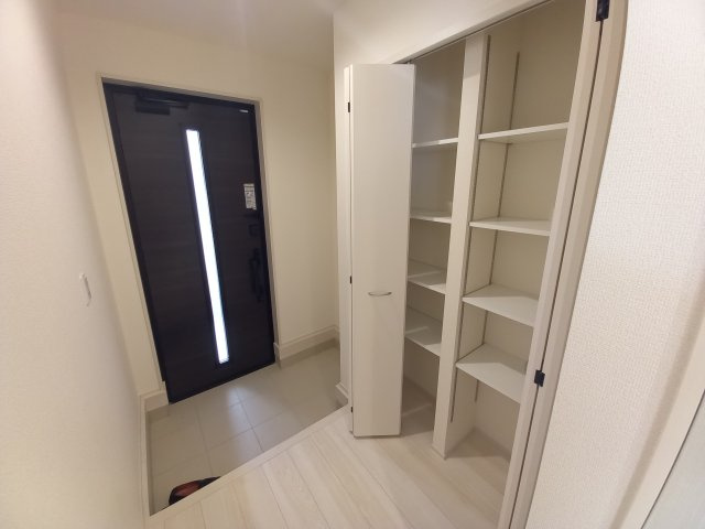 【いわき市錦町江栗1丁目／5号棟】☆キッチンパントリー☆インナーバルコニー♪☆ストレージルーム♪の玄関|同施工◆玄関の写真です◆
広々玄関で人の出入りが楽！　シューズボックスは収納力たっぷりで、整理整頓も楽ちんですね。お洒落な玄関はお客様からも喜んでいただけそうです！！