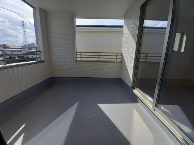 【いわき市錦町江栗1丁目／5号棟】☆キッチンパントリー☆インナーバルコニー♪☆ストレージルーム♪の前面道路含む現地写真|同施工　駐車場に車を止められます