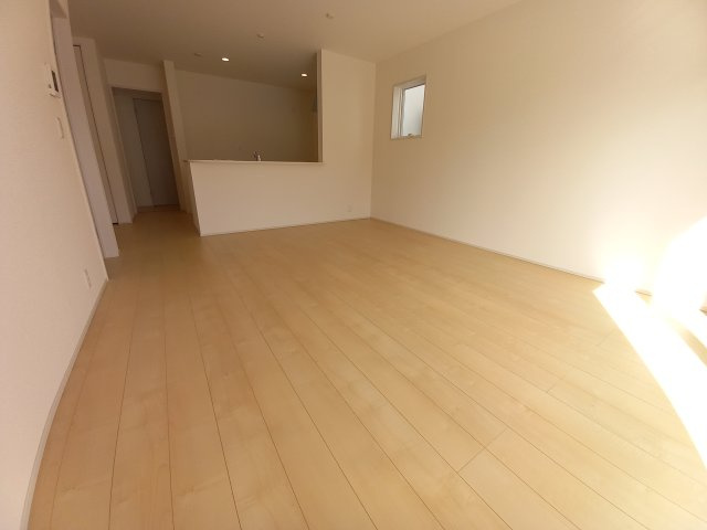 【いわき市錦町江栗1丁目／5号棟】☆キッチンパントリー☆インナーバルコニー♪☆ストレージルーム♪の居間・リビング|同施工◆リビングの写真です◆　ホームパーティーも盛り上がりそうなおしゃれなリビング♪　広いリビングで快適に、ゆったりと過ごせますね♪