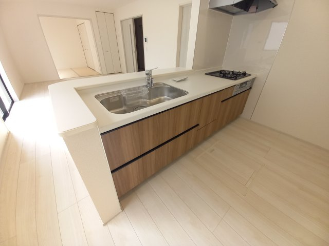 【いわき市錦町江栗1丁目／5号棟】☆キッチンパントリー☆インナーバルコニー♪☆ストレージルーム♪のキッチン|同施工◆キッチンの写真です◆　デザイン性と機能性を兼ね備えたキッチンです。　収納力も大満足◎　対面式キッチンは、家族の会話が途切れませんね♪



