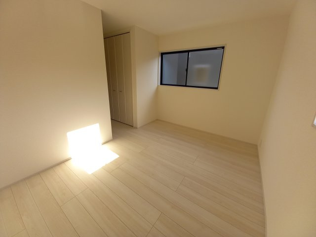 【いわき市錦町江栗1丁目／全5棟／3号棟】　◆必ずもらえる選べるキャンペーン実施中！！の洋室|同施工　◆居室の写真です◆　木の温もりがナチュラルでくつろげる空間ですね♪　子供部屋としても、寝室としても、どんなインテリアにしようか…選ぶ楽しみが増えますね♪