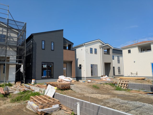 【いわき市錦町江栗1丁目／全5棟／3号棟】　◆必ずもらえる選べるキャンペーン実施中！！の前面道路含む現地写真|同施工◆外観の写真です◆　
過ごす時間が長いからこそ家族との繋がりが感じられるお家！　にぎやかな声で日々の会話も弾む楽しい空間となります。家に帰宅するのがより一層楽しみになりますね♪