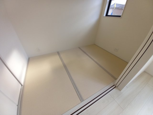 【いわき市錦町江栗1丁目／全5棟／3号棟】　◆必ずもらえる選べるキャンペーン実施中！！の和室|同施工◆和室の写真です◆　お泊りに来た親戚や来客時、ちょっと横になりたい時にあると便利です♪　和の雰囲気が心を落ち着かせてくれますね♪