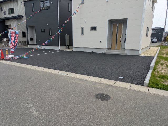 7/2価格変更　いわき市泉滝尻　限定2棟！ ご案内も即日ご対応可能☆の駐車場|外観の写真です。お洒落な新築は気分が上がりますね♪