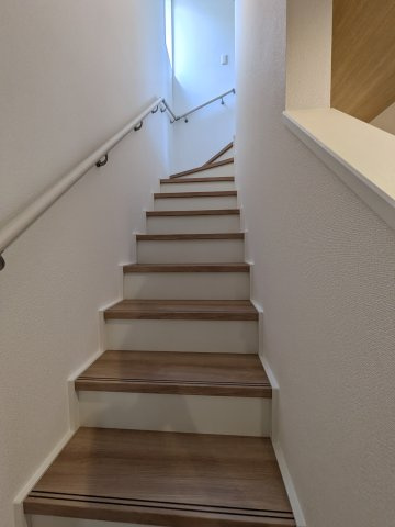 ◇佐糠町東一丁目　2期◇　2号棟　オール電化の新築建売住宅　　日当たり良好♪の内装|◆階段の写真です◆階段は手すり付きなので、小さなお子様からご年配の方まで安心ですね♪