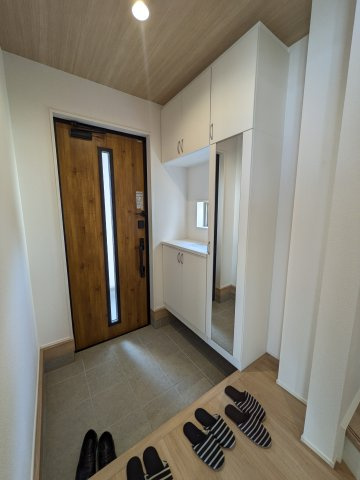 ◇佐糠町東一丁目　2期◇　2号棟　オール電化の新築建売住宅　　日当たり良好♪の玄関|◆玄関の写真です◆
広々玄関で人の出入りが楽！　シューズボックスは収納力たっぷりで、整理整頓も楽ちんですね。お洒落な玄関はお客様からも喜んでいただけそうです！！