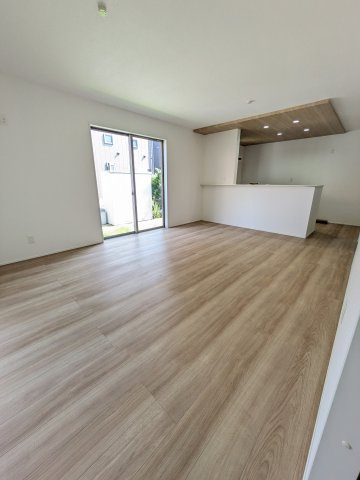 ◇佐糠町東一丁目　2期◇　2号棟　オール電化の新築建売住宅　　日当たり良好♪の居間・リビング|◆リビングの写真です◆　毎日の疲れを癒す広々としたLDK！
家族が集まるリビングには明るい日差しが差し込みます。
家族団らんの一時をお楽しみ下さい。