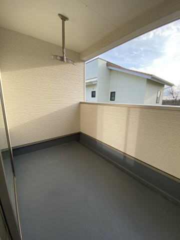 【金山町東台第10／2号棟】　4台駐車OK☆開放感のある間取りの4LDK物件！のバルコニー|同施工■□■バルコニーの写真です■□■　お布団なども充分に干せる広さがございます。