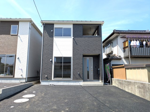 【金山町東台第10／2号棟】　4台駐車OK☆開放感のある間取りの4LDK物件！の前面道路含む現地写真|同施工　外壁仕上げ材は窯業系サイディング。裏面に付着した汚れが、雨水によって流れ落ちやすい「防汚機能付きサイディング」を採用。外壁の美しさが長持ちします♪