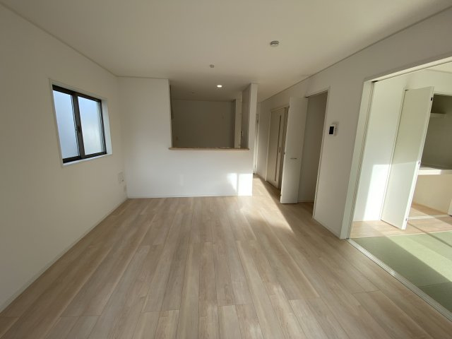 【金山町東台第10／2号棟】　4台駐車OK☆開放感のある間取りの4LDK物件！の居間・リビング|同施工■□■リビングの写真です■□■　広いリビングで快適に、ゆったりと過ごせますね♪