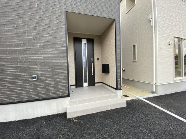 【いわき市郷ケ丘第9】　全２棟／2号棟　即日ご案内致します♪の玄関|同施工　◆玄関の写真です◆
家族の帰りを待ち、訪れる方を優しく迎える。そんな安らぎに満ちた生活空間にピッタリの玄関ですね♪
