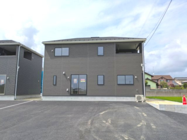 いわき市小名浜住吉　小名浜三小　 ご案内も即日ご対応可能☆の前面道路含む現地写真|◆外観の写真です◆　
ご家族の笑顔も溢れるおしゃれな新築建売住宅です♪
休日は家族みんなで夢のマイホーム探しに出かけてみませんか！

