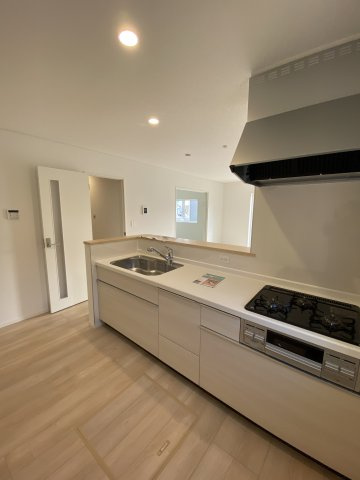 いわき市小名浜住吉　小名浜三小　 ご案内も即日ご対応可能☆のキッチン|同施工◆キッチンの写真です◆　目の前にリビングが広がる対面キッチンを採用、キッチンからリビング全体を見渡せる子育て中のご家族にも嬉しい造りです！キッチンでお料理をお楽しみください♪
