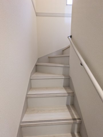 【自由ヶ丘4期／1号棟】　いわき駅まで徒歩20分　セブンイレブンまで徒歩4分の内装|◆階段の写真です◆階段は手すり付きなので、小さなお子様からご年配の方まで安心ですね♪



