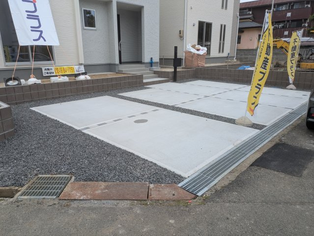【自由ヶ丘4期／1号棟】　いわき駅まで徒歩20分　セブンイレブンまで徒歩4分の駐車場|◆カースペースの写真です◆陽当りの良い駐車場は週末の洗車も快適です♪お車の他にも、自転車をとめられそうなスペースもございます。
